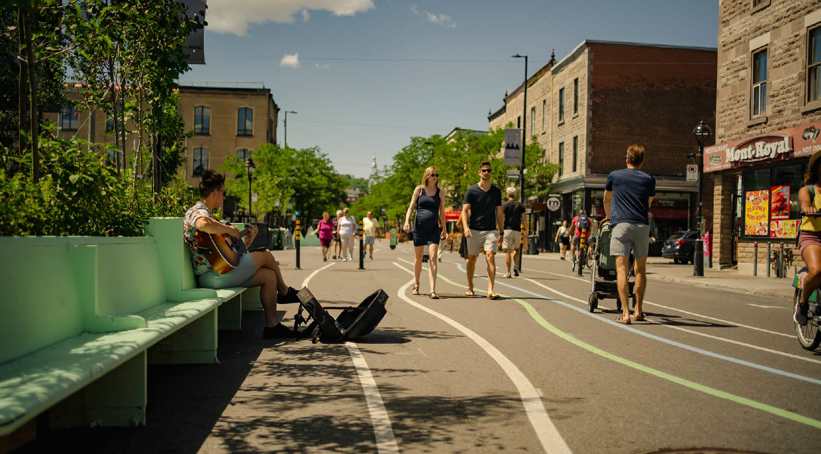 Les 1000 bancs | citoyens et visiteurs profitant des bancs urbains