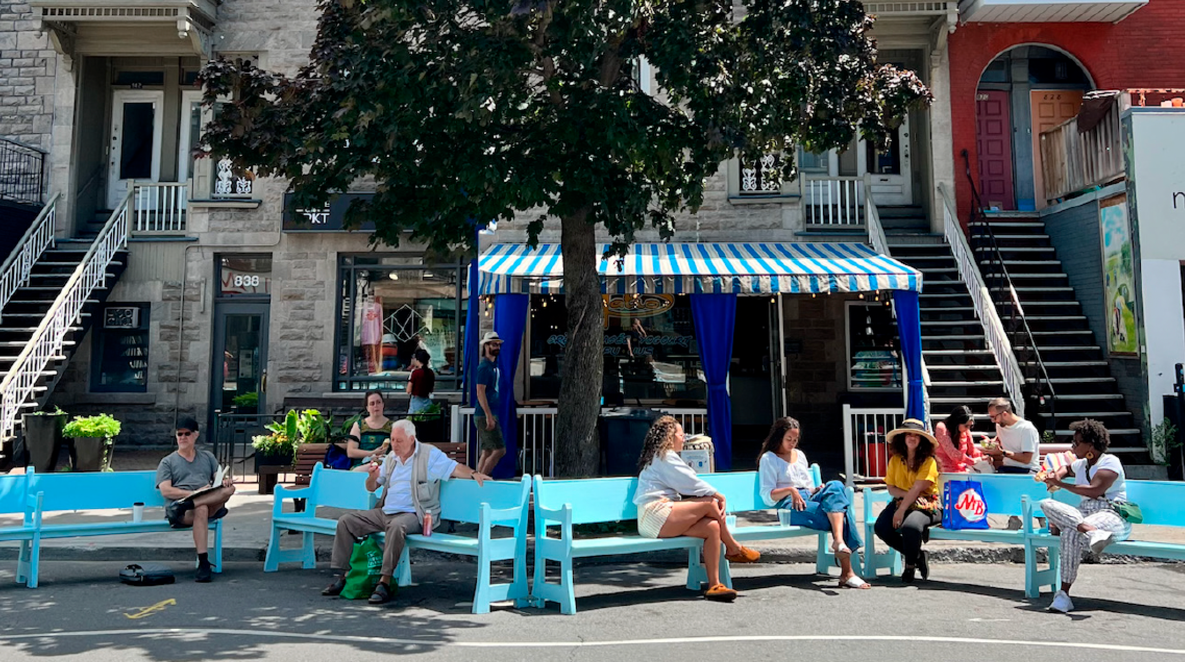 Les 1000 bancs de l'avenue Mont-Royal | bancs bleus sur l'avenue piétonnisée