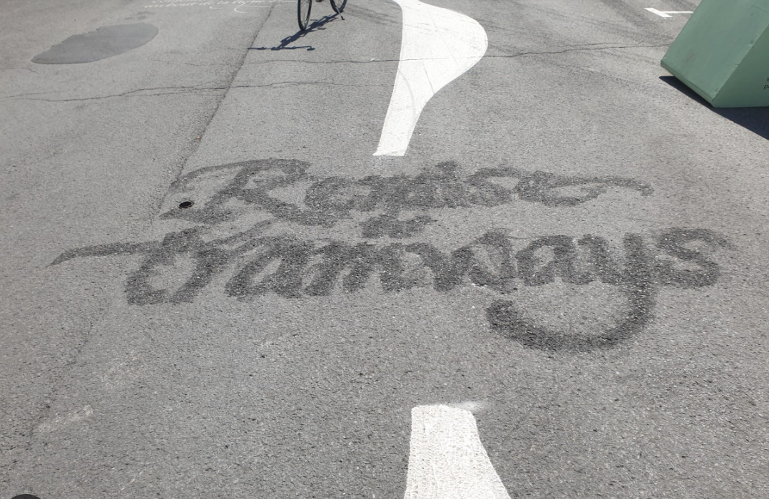 Calligraphies éphémères sur l'avenue Mont-Royal | vue au sol avec passants
