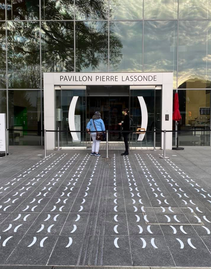 Les parvis entre parenthèses | vue frontale du Pavillon Pierre Lassonde avec le motif au sol