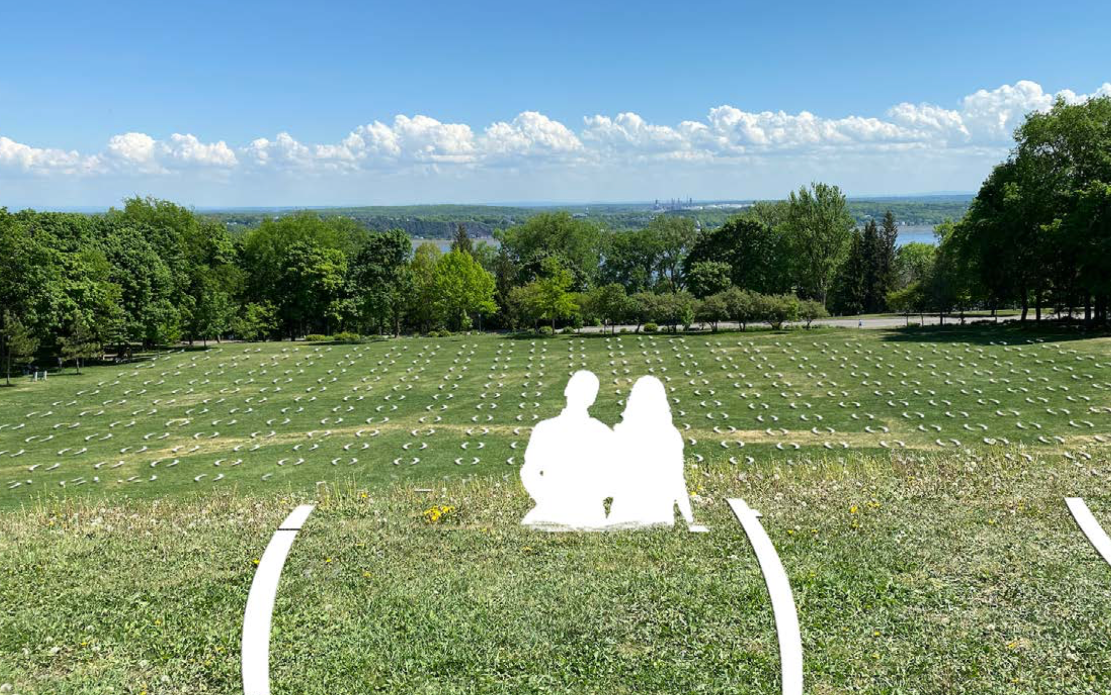 Les Parenthèses sur les Plaines d'Abraham | silhouettes blanches de deux personnages assis dans le gazon avec vue sur le fleuve