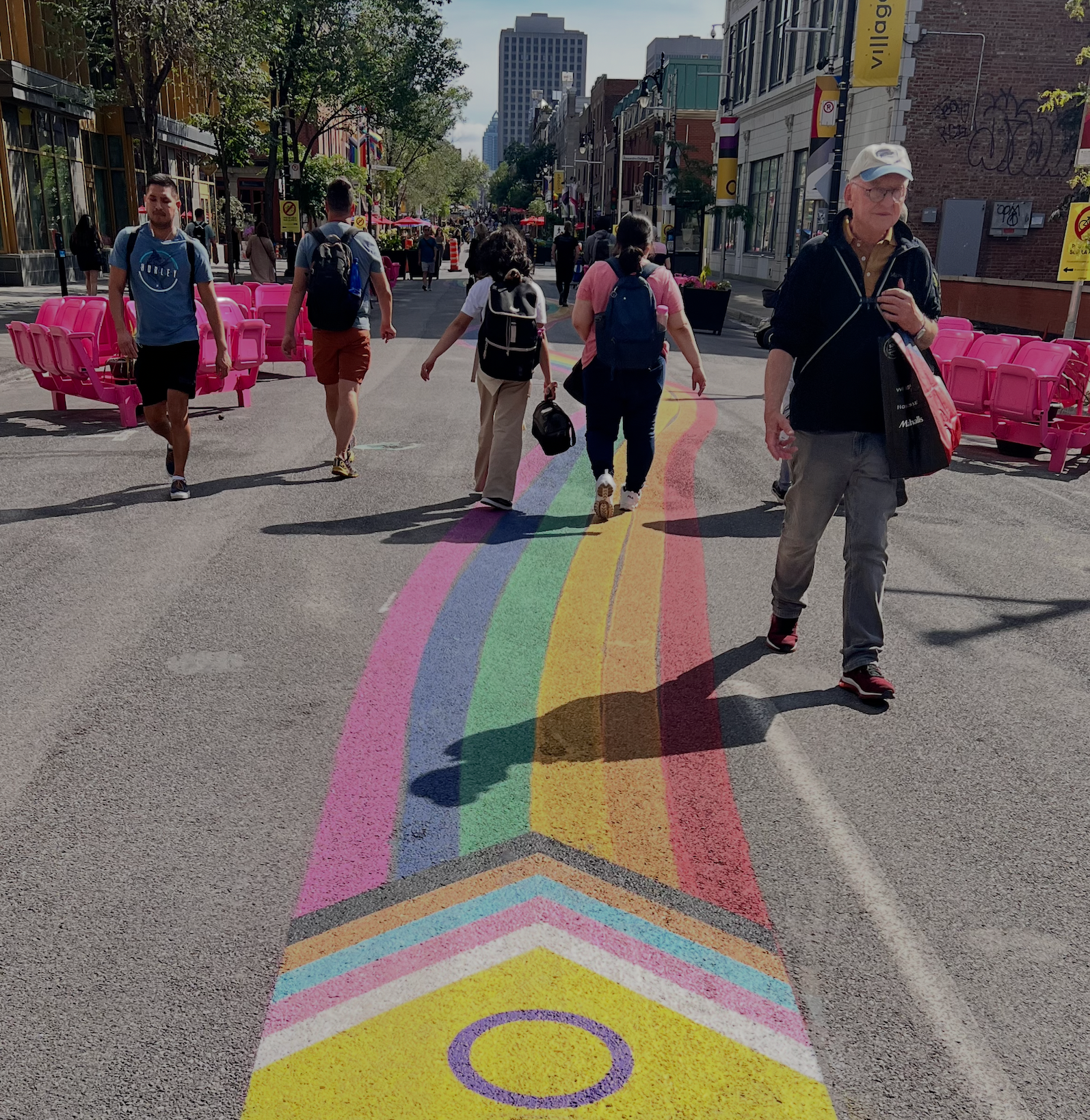 La piéto du Village | passants sur le marquage arc-en-ciel de la rue Sainte-Catherine