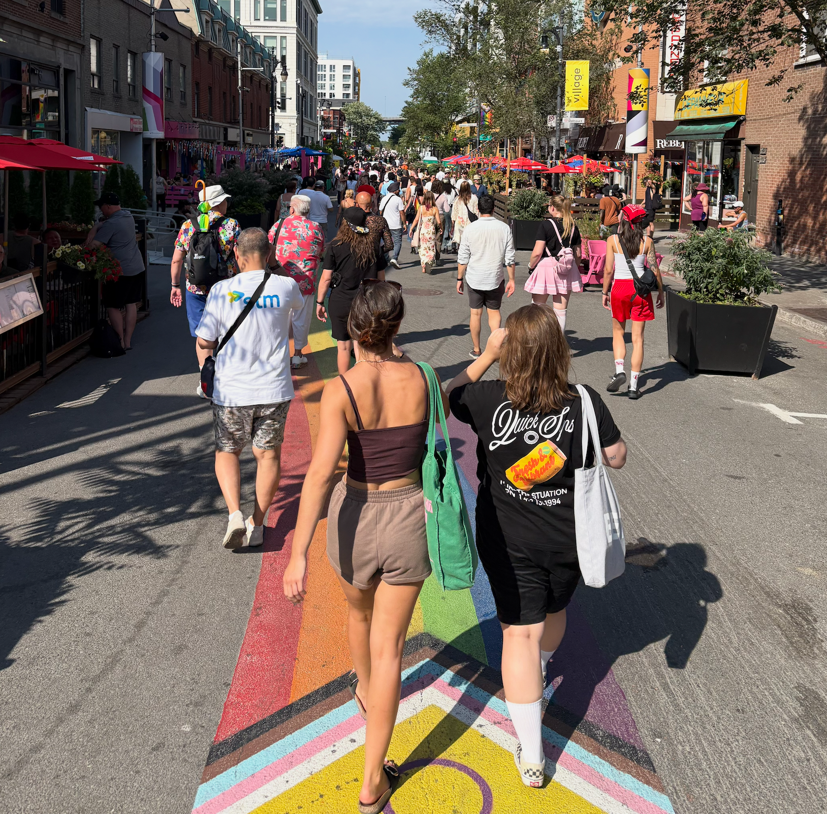 La piéto du Village | foule de passants sur la rue Sainte-Catherine piétonnisée en été