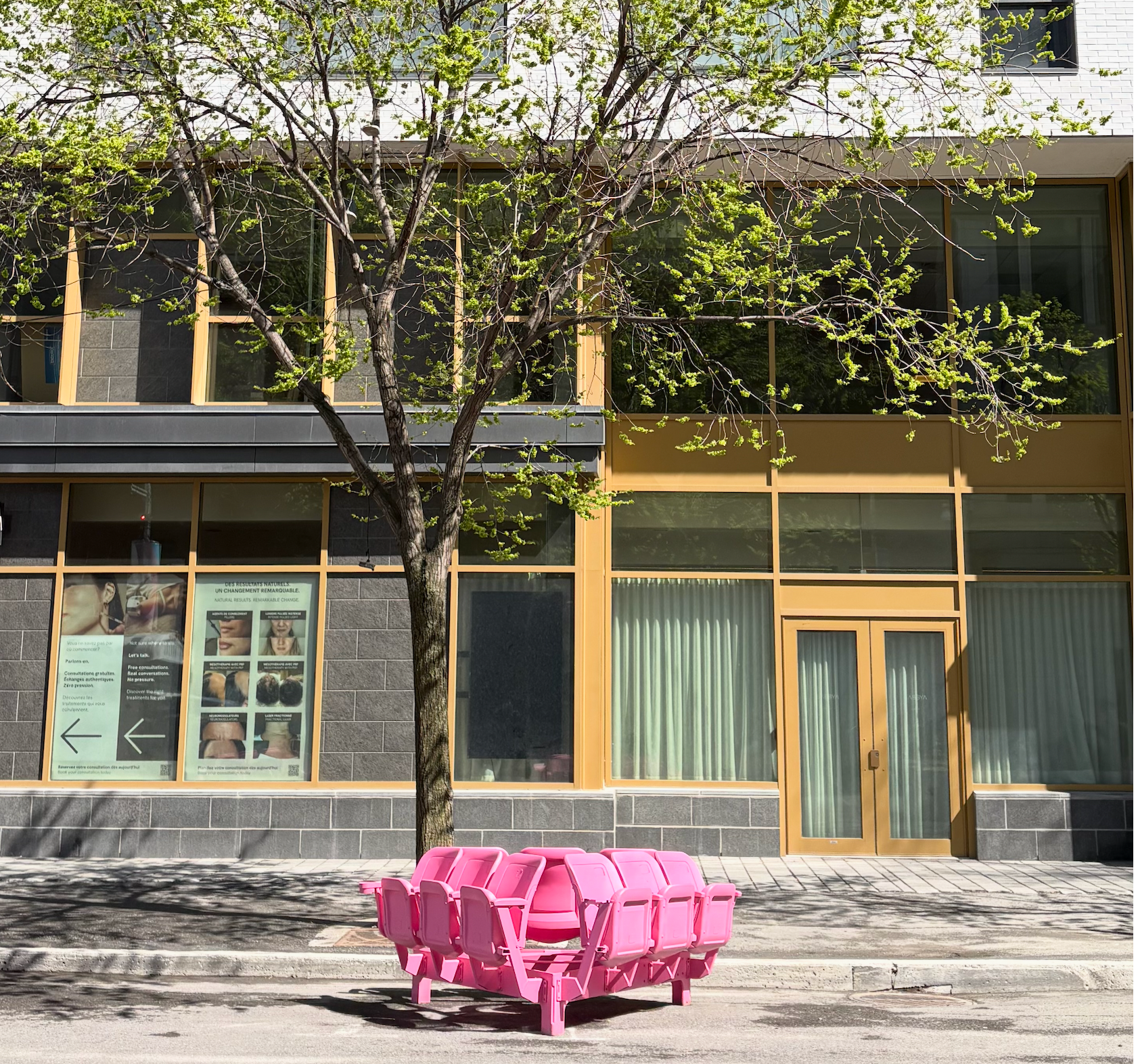 La piéto du Village | banc trouple rose sous parasol avec marquage géométrique rose au sol