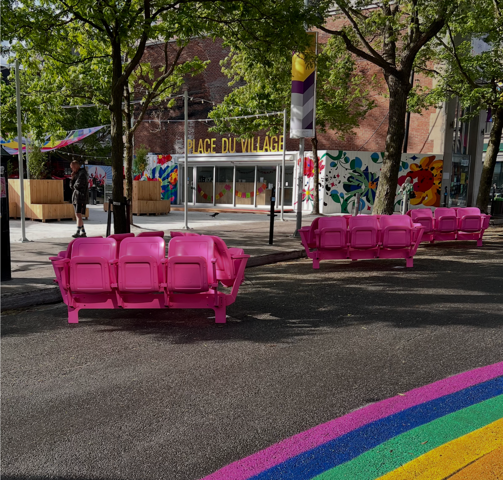 La piéto du Village | bancs trouples roses à la Place du Village