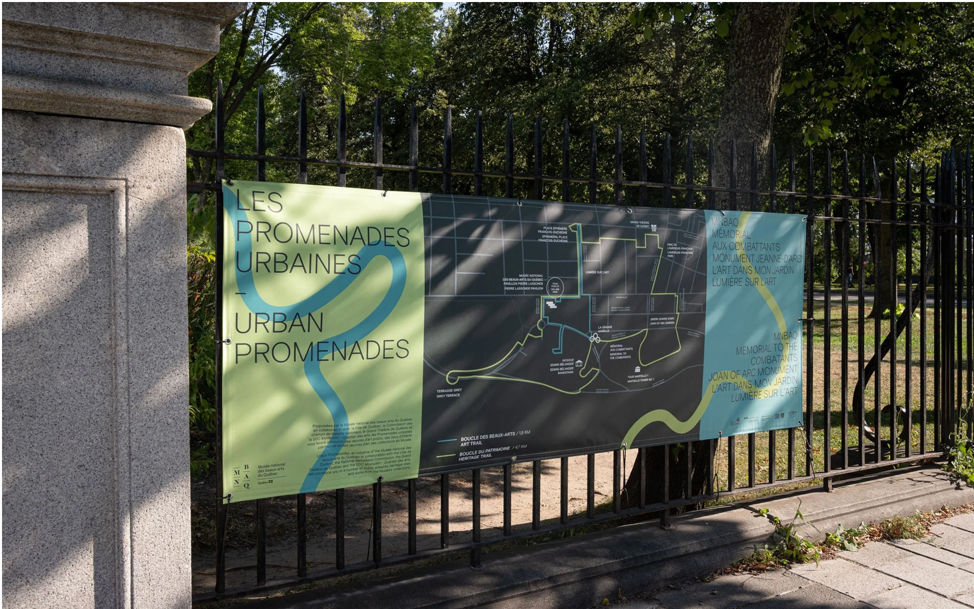 Tracé de bulles jaunes et turquoise sur une allée du parc, cycliste au fond