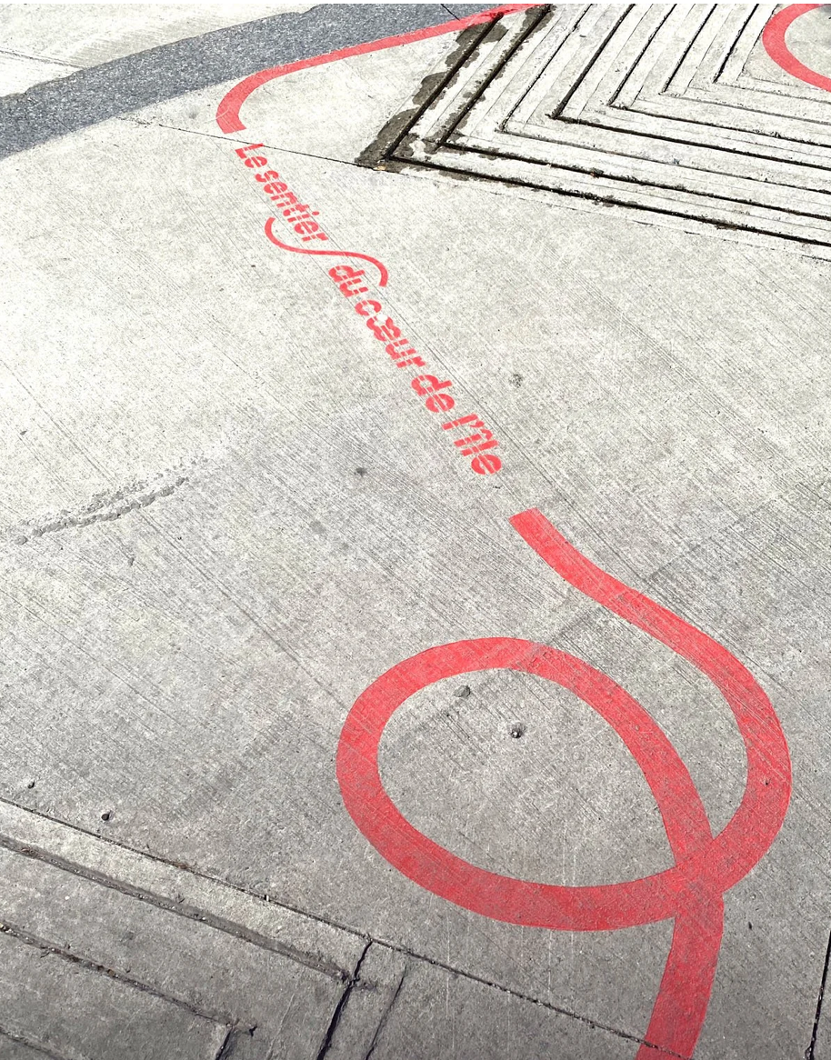 Tracé rouge typographique au sol | Le sentier du cœur de l'île | sur le béton de la place