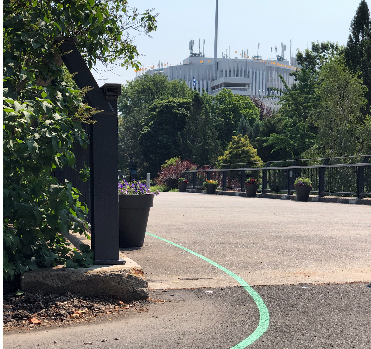 Allée du parc Jean-Drapeau avec la ligne verte du sentier et le Stade olympique en arrière-plan