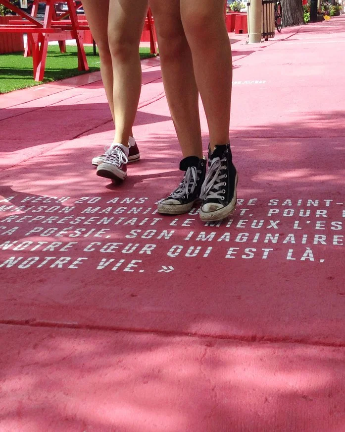 Installation urbaine | sol rose avec texte français intégré